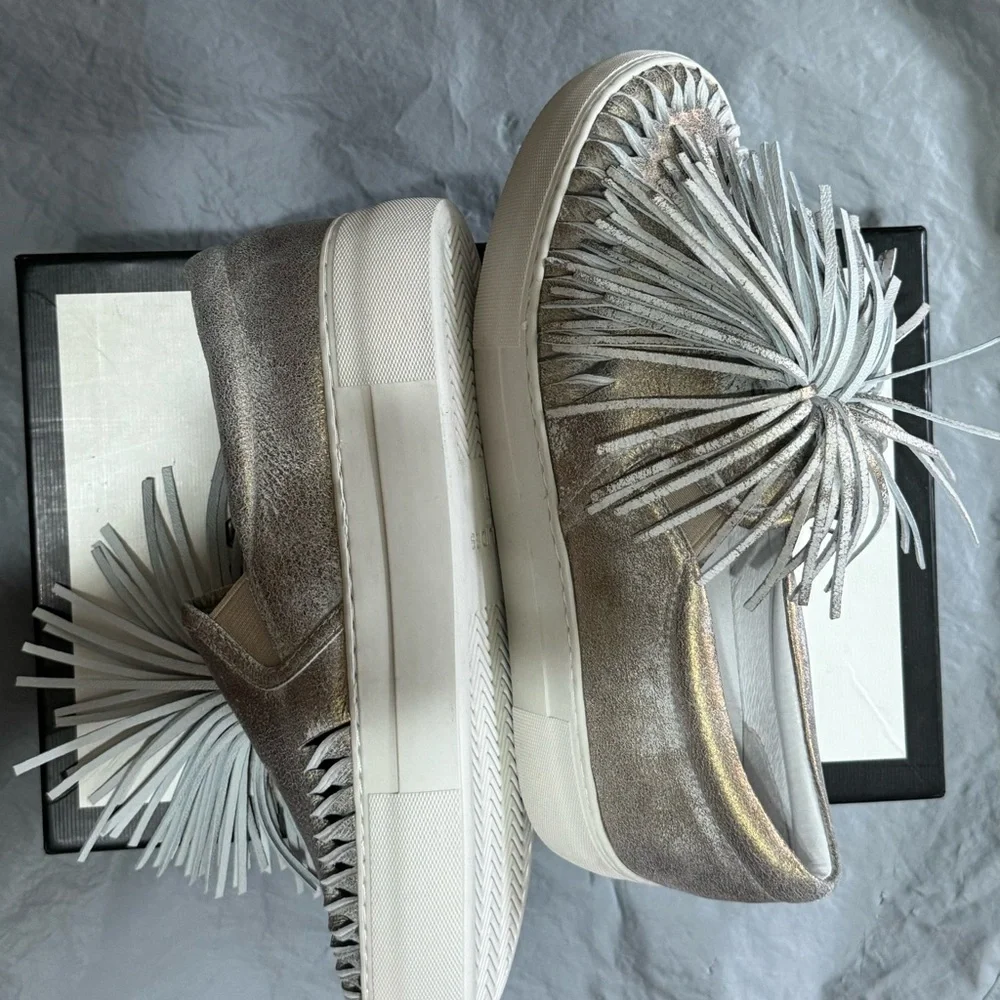 J/Slides Women’s Metallic Tassel Aria Slip-On Suede Sneake Size 7.5 M - Bronze - Picture 3 of 8